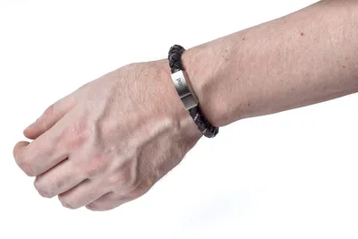 Что означает кожаный браслет на руке мужчины: как носить кожаные браслеты  мужские, на какой руке и с чем их можно комбинировать