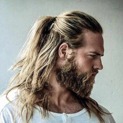 Мужские прически с длинными волосами 2022 - фото укладок
