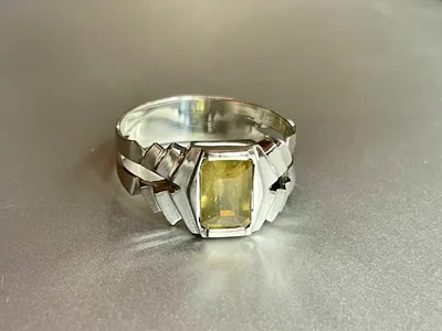 Мужское кольцо с сапфиром изготовлено из белого золота 585 пробы
