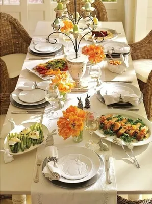 Праздничный стол с едой, накрытый скатертью, украшенный в свадебном  банкетном зале | Премиум Фото