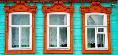 Наличники на окна в деревянном доме для внешней отделки с улицы: виды и  материалы