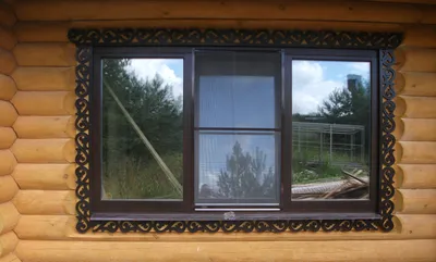 Деревянные наличники на окна в деревянном доме в Москве у ОкнаБау