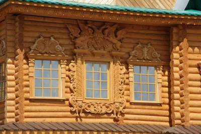 Деревянные окна и резные наличники на фасаде дома Stock-Foto | Adobe Stock