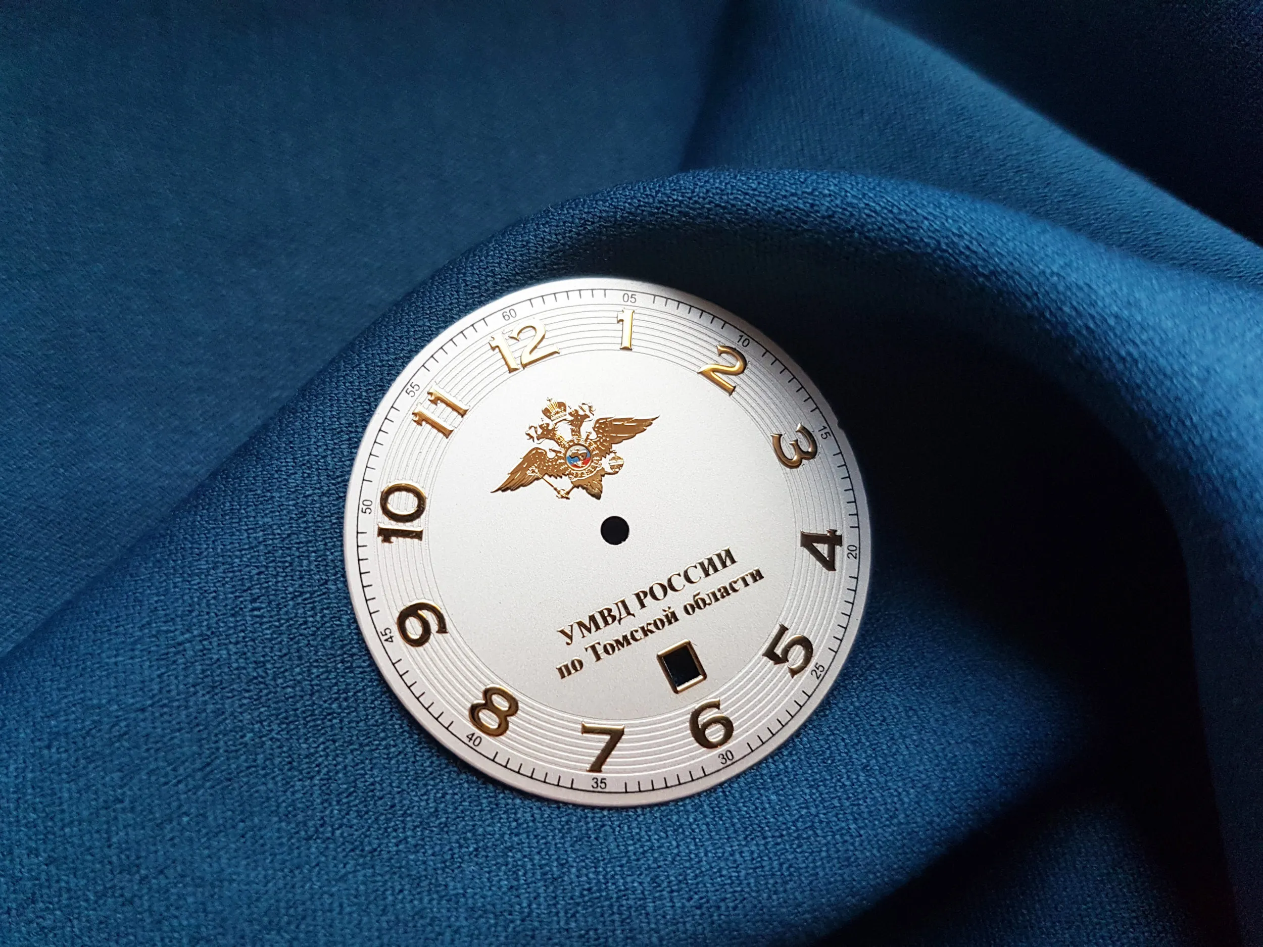 Логотипы наручных часов. Часы наручные логотип фирм. Наручные часы с логотипом компании. Часы с логотипом компании. Корпоративные наручные часы с логотипом.
