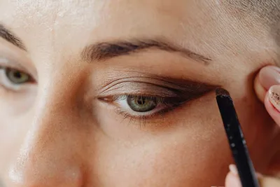 Учимся наносить тени, как профи: простые советы для эффектного макияжа глаз  - Красота - WomanHit.ru