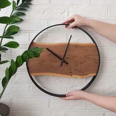 Настенные часы из металла on Instagram: “Настенные часы “Rooma-2 S”  диаметром 60см в чёрном цвете с бронзовой патиной в интерьере … | Интерьер, Настенные  часы, Часы