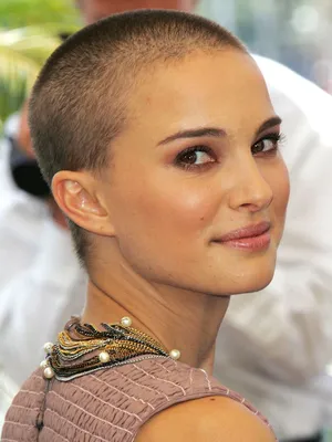 See Natalie Portman's Best Red Carpet Transformations | Haare abrasieren  frau, Ganz kurze haare damen, Ganz kurze haare