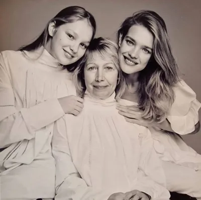 В сети появилось фото первой встречи Натальи Водяновой и ее семьи с  найденной сестрой Дженной | HELLO! Russia