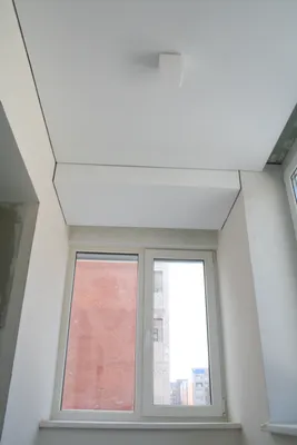 Глянцевый зеркальный натяжной потолок с нишей для штор НП-242 - цена от 370  руб./м2