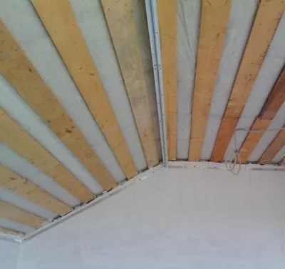 Использование натяжных конструкций для отделки потолка мансарды