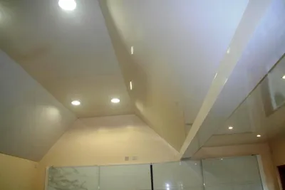 Натяжной потолок на мансарде и комнате с эркером, примеры с фото