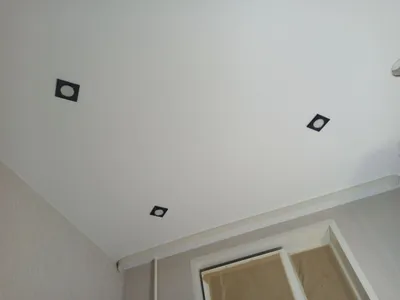 Белые одноуровневые натяжные потолки - цены на глянцевые и матовые потолки  в Чебоксарах | Изюм