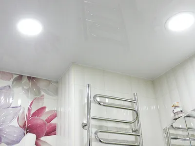 Натяжной потолок в ванной комнате: особенности, плюсы и минусы, фото  интерьерных решений - \"Формат Потолок\"