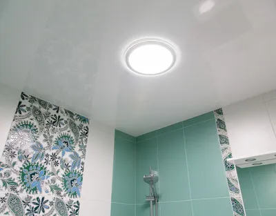 Натяжной потолок в ванную глянцевый или матовый: что же выбрать?