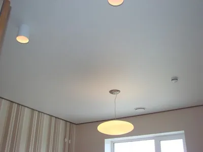 Натяжные потолки в интерьере комнаты, квартиры: фото, советы по дизайну