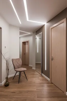 Натяжной потолок - световые линии в виде пунктира в коридоре — компания  «Лидер»