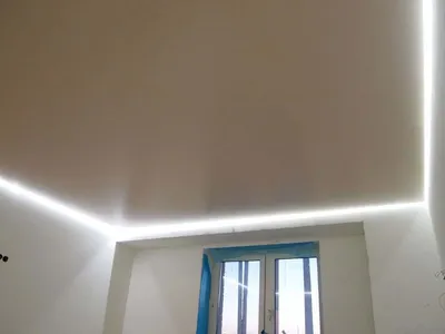 Матовый натяжной потолок с точечным освещением и дополнительной подсветкой  | АВерно
