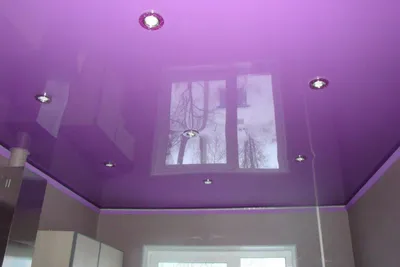 Глянцевый натяжной потолок бело-сиреневого цвета - Купить, фото в интерьере  от дизайнеров