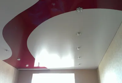 Натяжные потолки со спайкой двух цветов в Твери - фото готовых работ с  криволинейной спайкой, цена за м² - ТМК Потолки
