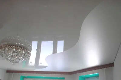 Натяжные потолки со спайкой двух цветов в Твери - фото готовых работ с  криволинейной спайкой, цена за м² - ТМК Потолки