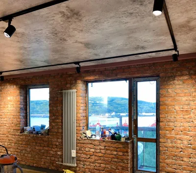 Как оформить натяжной потолок в коридоре в стиле «лофт»?