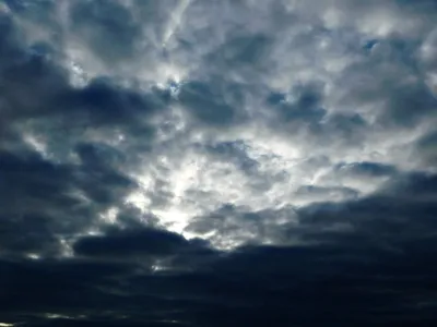 Голубое небо с яркими солнцем и облаками Стоковое Фото - изображение  насчитывающей ясность, пасмурно: 149110546