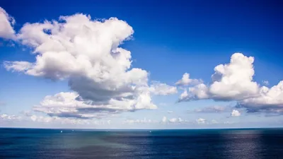 Голубое Небо Над Морем — стоковые фотографии и другие картинки Небо - Небо,  Синий, Море - iStock