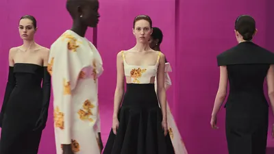 Топ-модели, шокирующие аксессуары и струящиеся ткани: Неделя высокой моды в  Париже