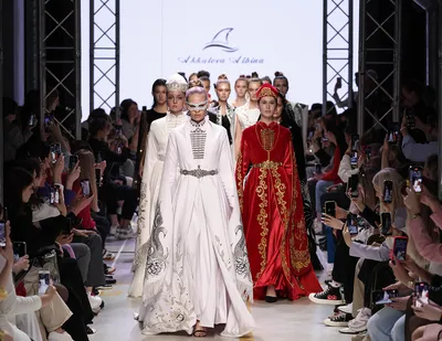 Дизайнер Игорь Чапурин представил свою коллекцию на ВДНХ в рамках  Московской недели моды. ФОТО
