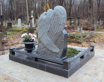 Современный элитный памятник на могилу женщины фото