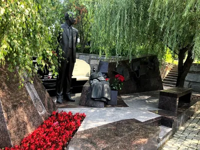 Купить комбинированный памятник на могилу в Санкт-Петербурге