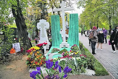 Эксклюзивные памятники заказать в Москве | Купить элитные памятники и  надгробия из гранита