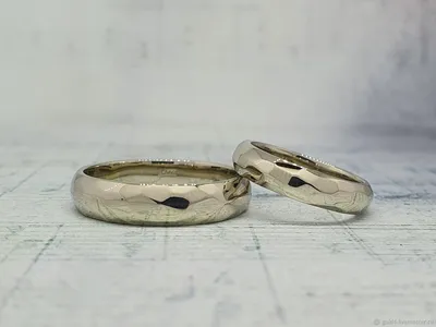 Оригинальные обручальные кольца: белое золото с резьбой и камнем