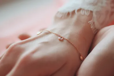 Необычные золотые браслеты для женщин в макросъемке украшений | Премиум Фото