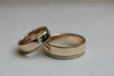 Необычное обручальное кольцо с шероховатой поверхностью из красного золота  с бриллиантами (Вес пары: 19 гр.) | Купить в Москве - Nota-Gold