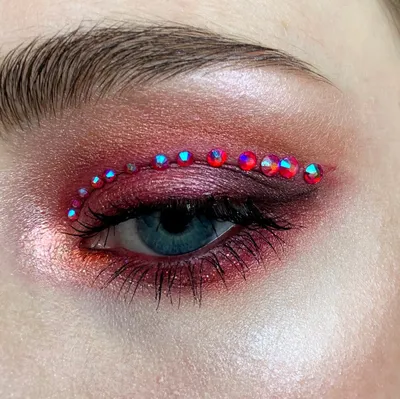 ИНТЕРНЕТ МАГАЗИН on Instagram: “Ещё один вариант необычного макияжа глаз🖤  ⠀ А аккуратно уложить брови можно с помощью… | Crazy makeup, Eye makeup,  Makeup eyeliner