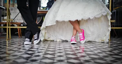 ноги жениха и невесты в спортивной обуви, кроссовках, Свадьба на футбольном  поле Stock Photo | Adobe Stock