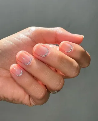 Нежный маникюр на короткие ногти: 10 красивых дизайнов ногтей на зиму 2023  | theGirl
