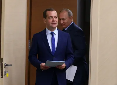 Путин выгнал Медведева из-за алкоголизма - Белковский
