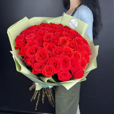 Монобукет цветов из роз «Нина» с эвкалиптом авторский