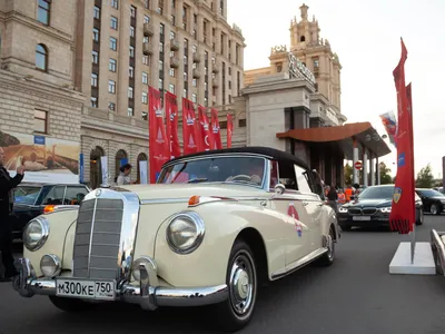 Москва меняется - НОЧНАЯ МОСКВА Ночная Москва, гирлянды огней, Шальные  машины на груди площадей, Кругом силуэты маячат в ночи, Давай помолчим,  давай помолчим. © Виктор Виноградов 📸 Эд Тихонов #москваменяется #фото |  Facebook