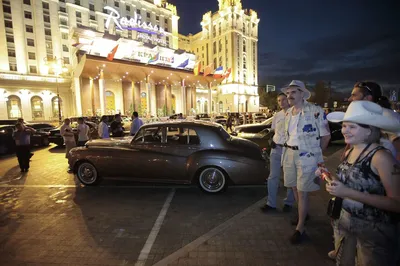 Фото Автомобили на ночной улице Москвы под падающим снегом