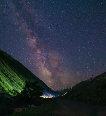 Красивое ночное небо с звездами, облаками и отражениями в Wa Стоковое Фото  - изображение насчитывающей пруд, фе: 51468040