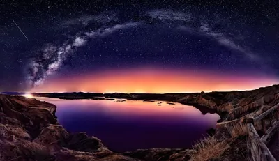 Звездное ночное небо города отражение неонового света и луны в морской  воде, на пристани Стоковое Фото - изображение насчитывающей волшебство,  зарево: 196728478