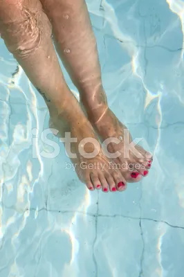 Ноги в воде фото фото