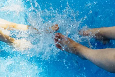женские ноги в воде стоят над пузырями стоковые фото, кадры без  лицензионных отчислений, диабетическая сухость ног фото фон картинки и Фото  для бесплатной загрузки