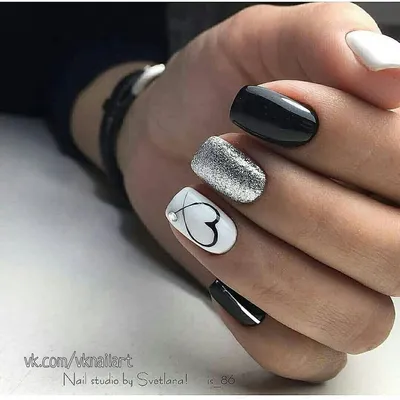 Молочно-белые ногти с черным | Instagram
