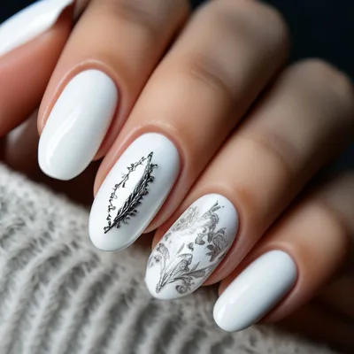 Белый серебр Glittered маникюр ногтей Стоковое Фото - изображение  насчитывающей серо, женщина: 107824222