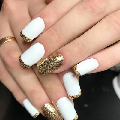 Дизайн ногтей белый с золотом (55 фото)
