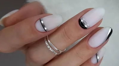 Черно-белый дизайн ногтей с добавлением фольги ?